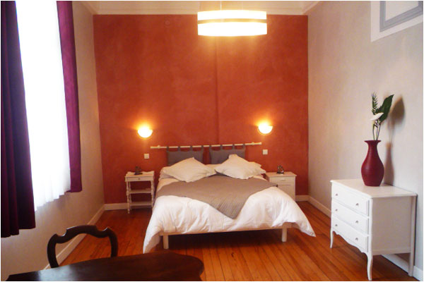 Chambre contemporaine aux tons terracotta
